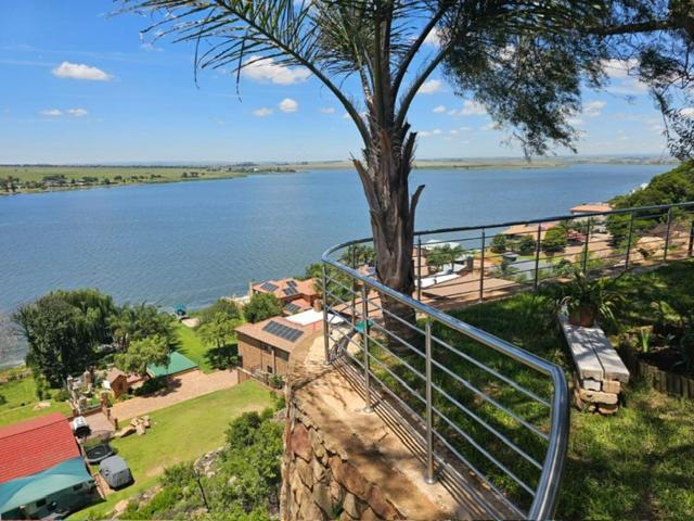 Eagles View Kungwini Hotel Бронкхорстпрут Екстериор снимка