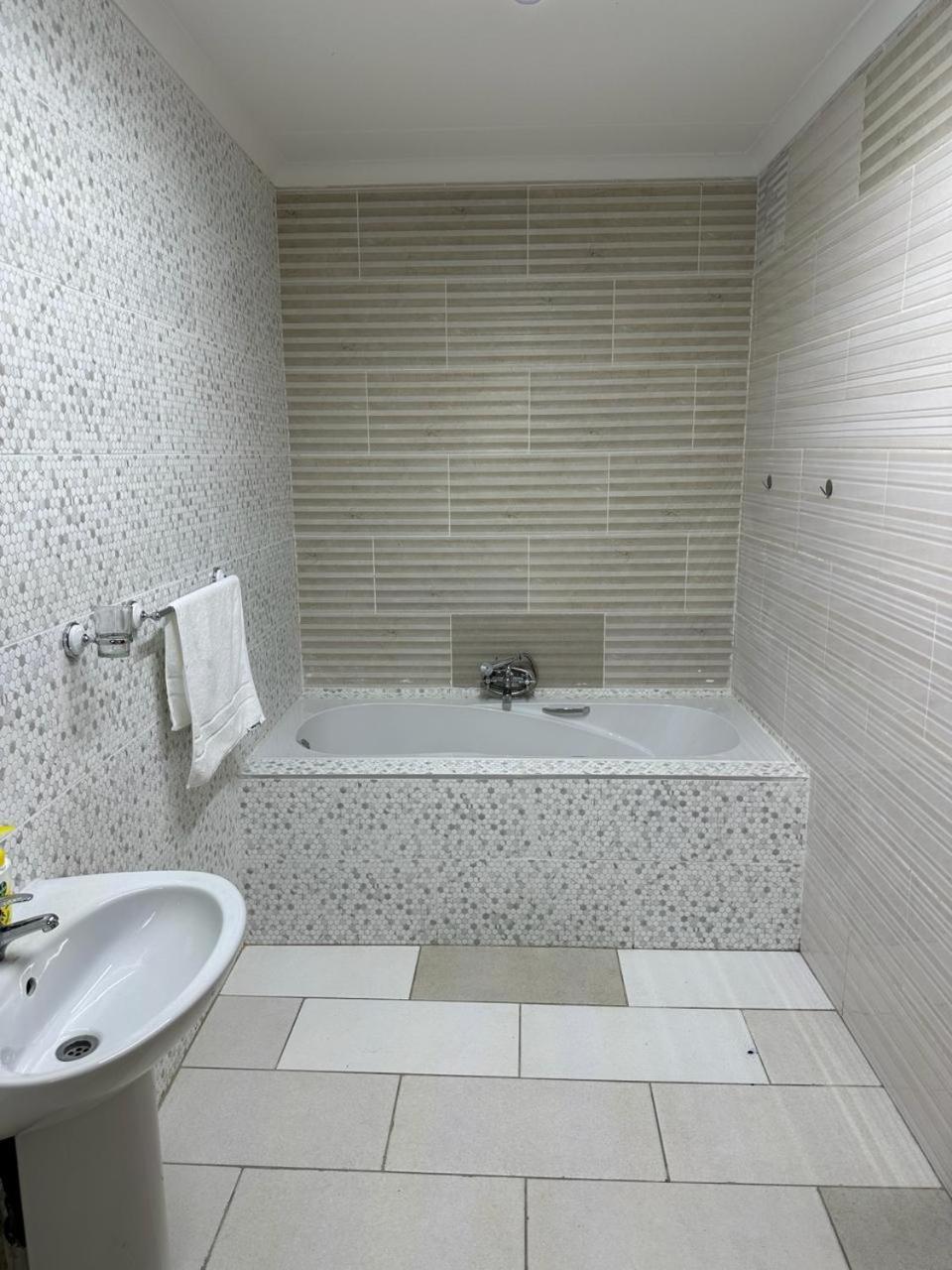 Eagles View Kungwini Hotel Бронкхорстпрут Екстериор снимка