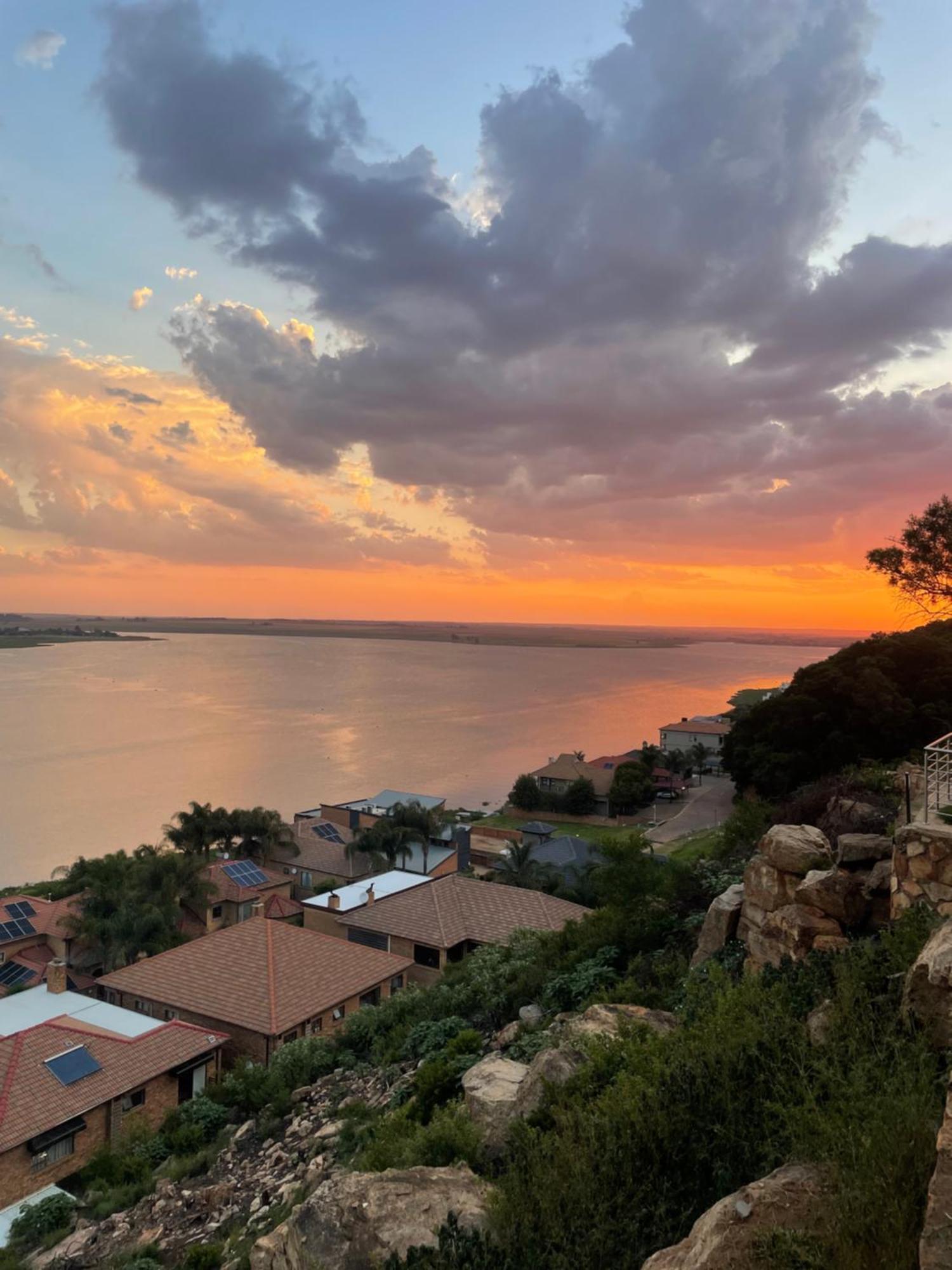 Eagles View Kungwini Hotel Бронкхорстпрут Екстериор снимка